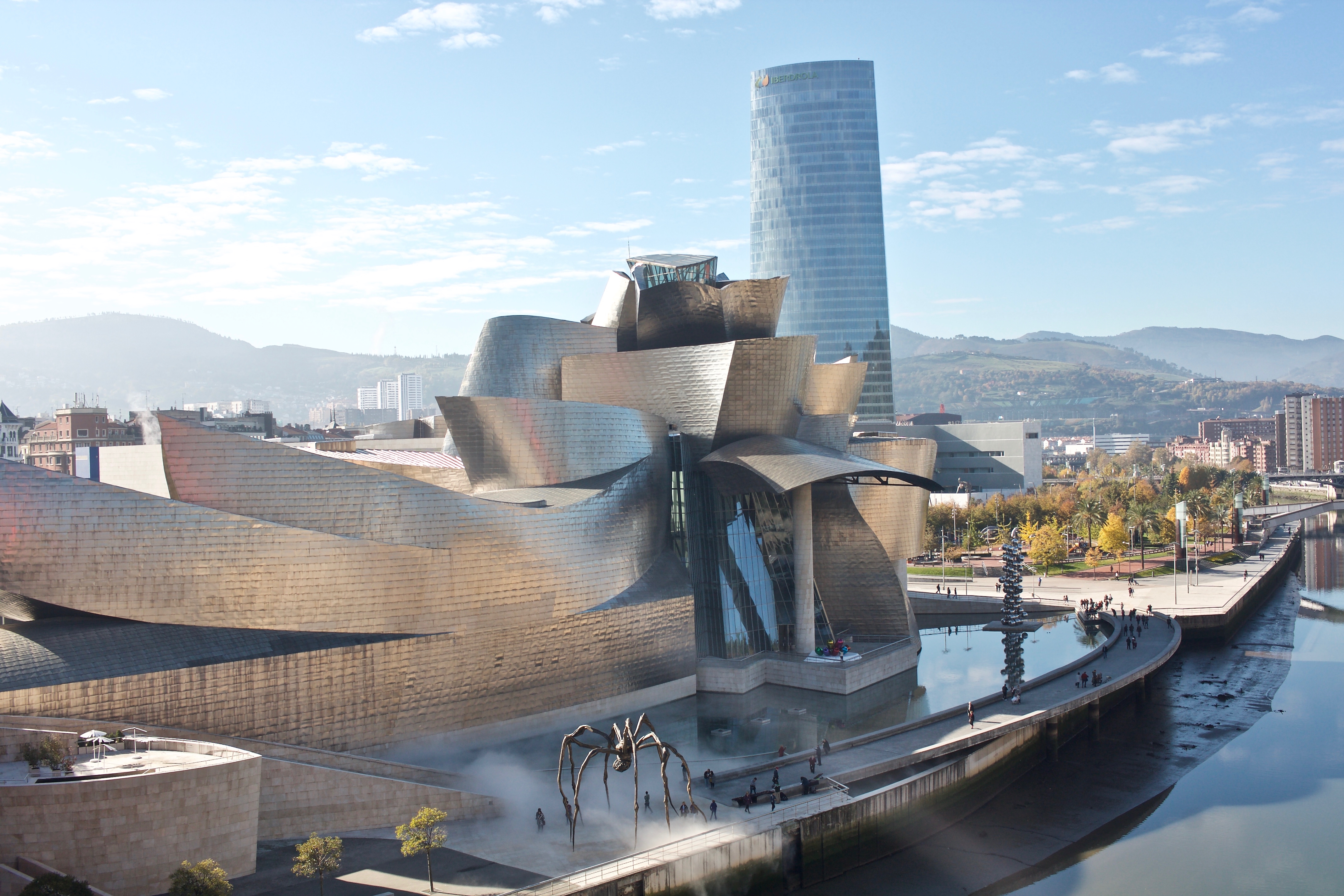 GUGGENHEIM MUSEUM BILBAO: KEAJAIBAN ARSITEKTUR ABAD KE-21
