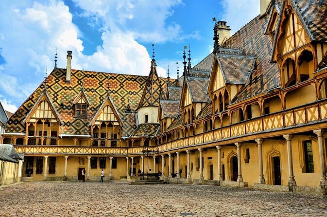 HOSPICES DE BEAUNE : RUMAH SAKIT KUNO YANG MENAWAN DI PRANCIS