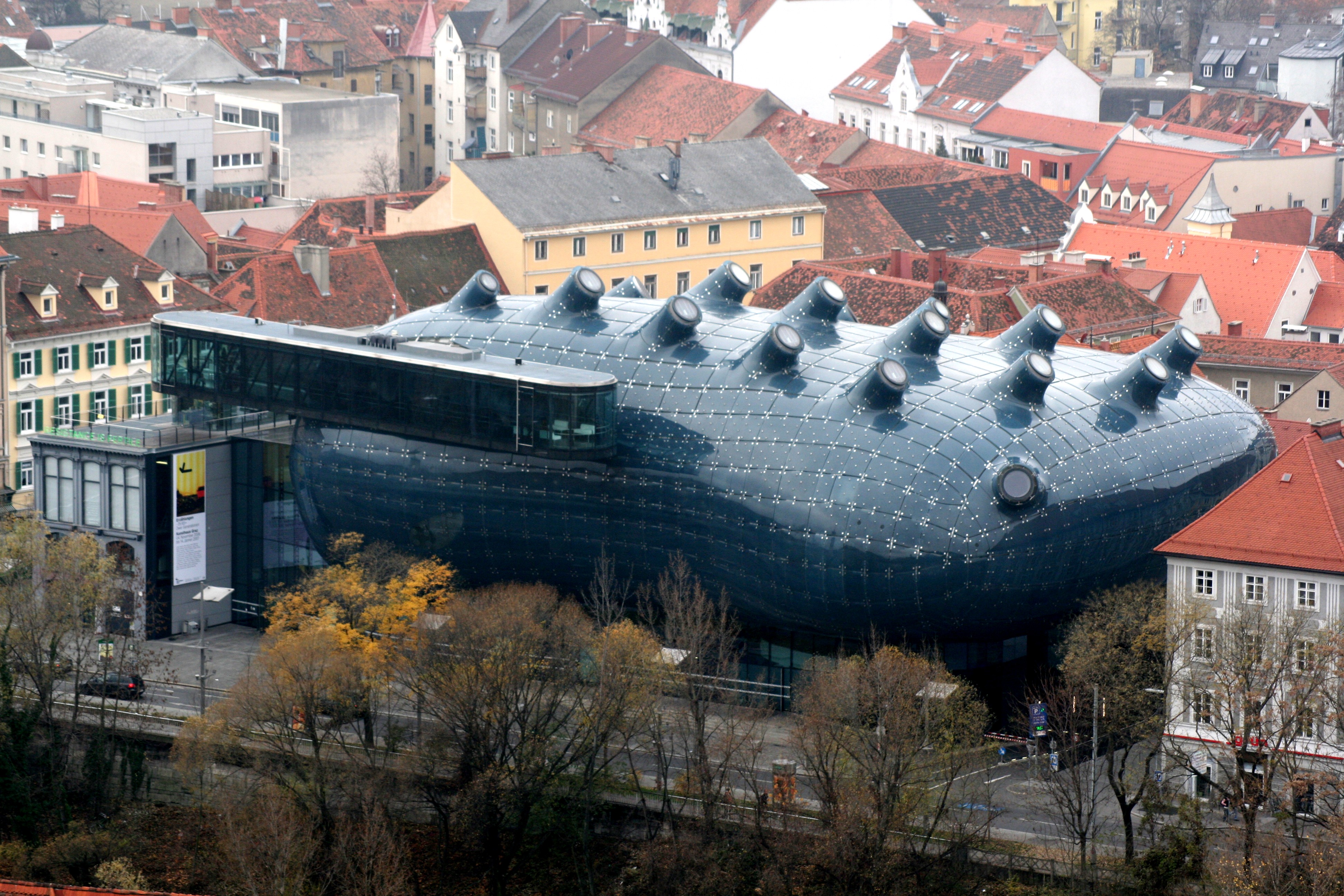 KUNSTHAUS GRAZ: "FRIENDLY ALIEN" IKON SENI KONTEMPORER AUSTRIA
