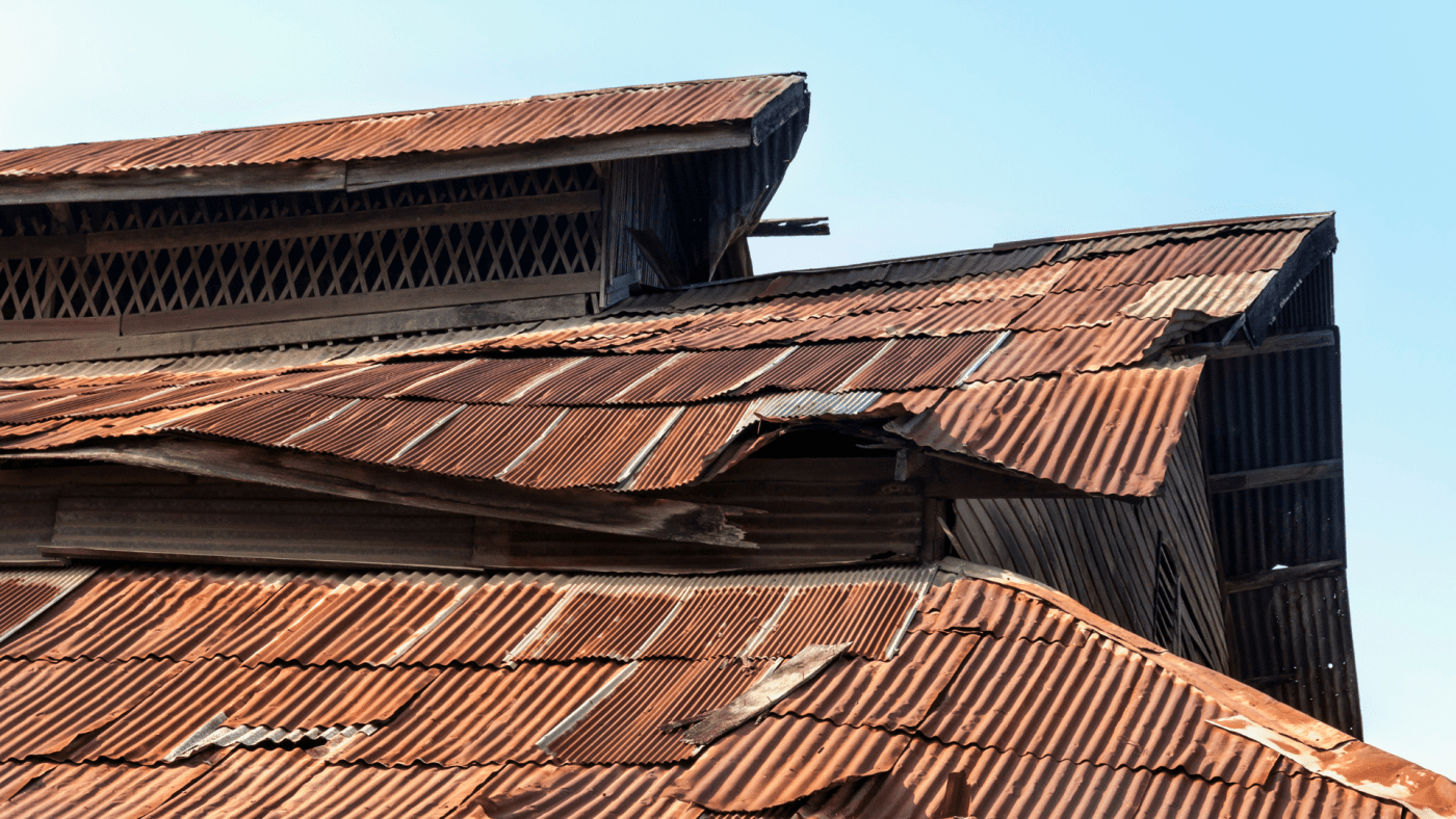 MENCEGAH LEBIH MURAH: PERBANDINGAN BIAYA MENCEGAH KARAT VS MEMPERBAIKI KERUSAKAN ATAP SPANDEK