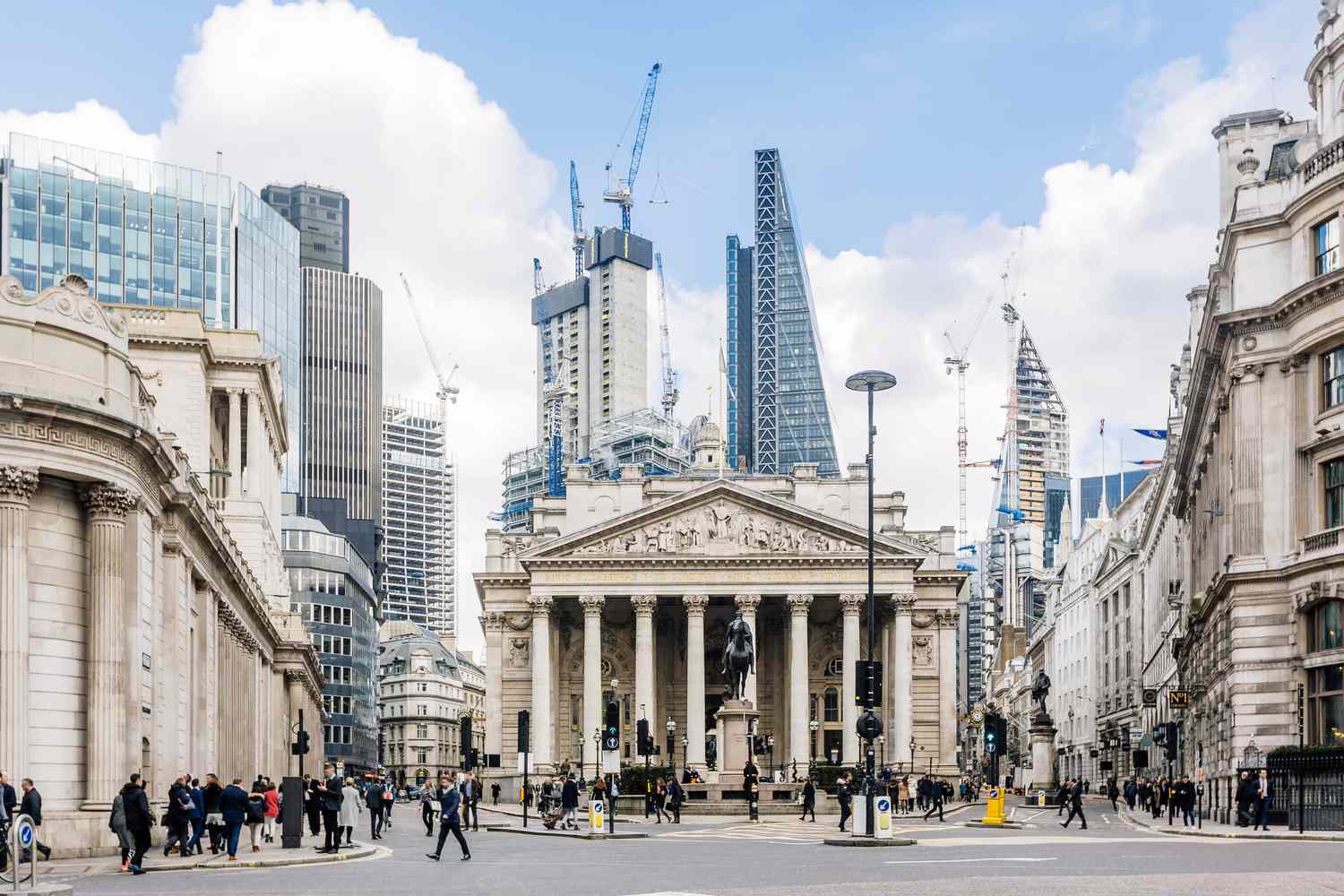 BANK OF ENGLAND: PENJAGA STABILITAS KEUANGAN INGGRIS