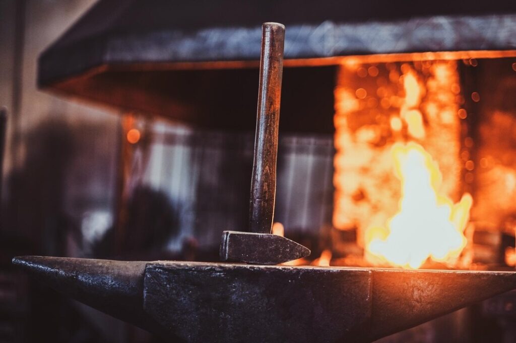 MENGENAL LEBIH DALAM ISTILAH “FORGING” DALAM PEMBENTUKAN BESI