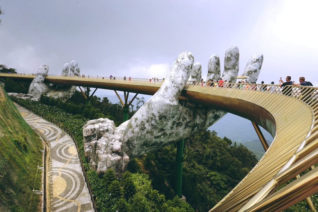FAKTA TENTANG JEMBATAN GOLDEN VIETNAM